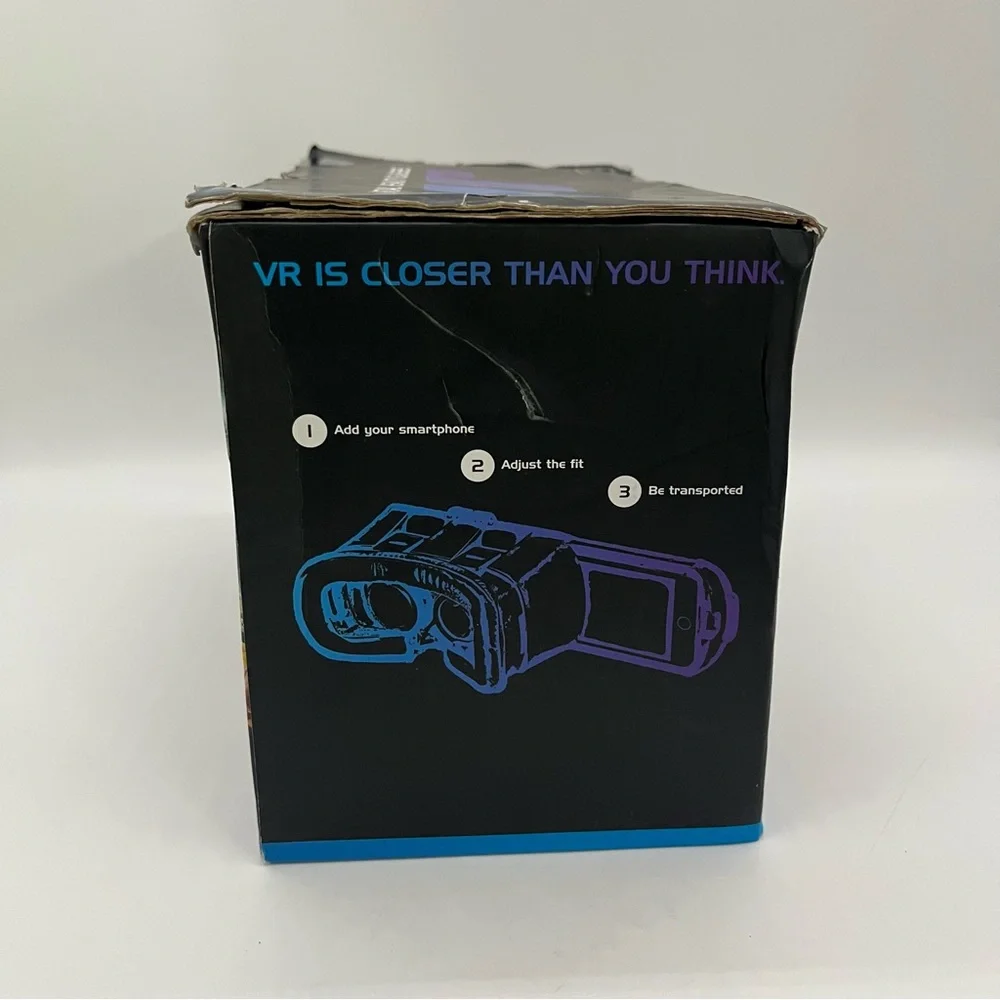 NWOT Virtual Reality Glasses in Black and White